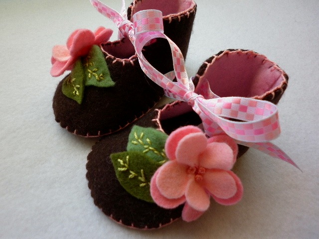 Baby Girl Booties Made With Chocolate Brown Felt And Pink Roses. Unique Crib Shoes.